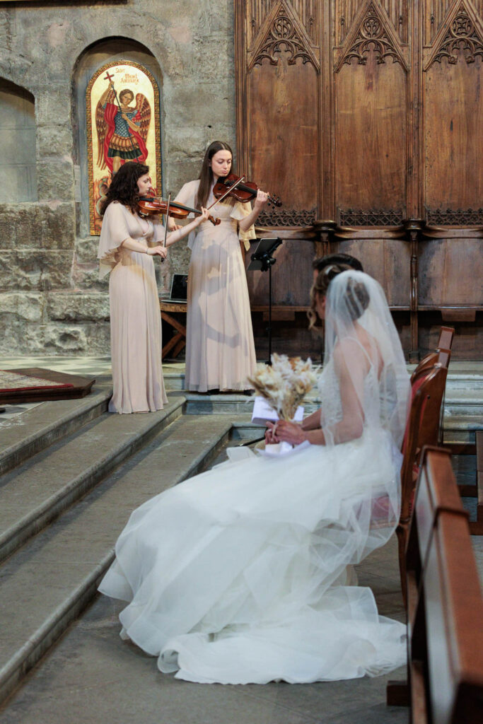 Melodia, violoniste, accompagne en musique la cérémonie de mariage de Léa et Charles à Fréjus, moment élégant et plein d’émotion