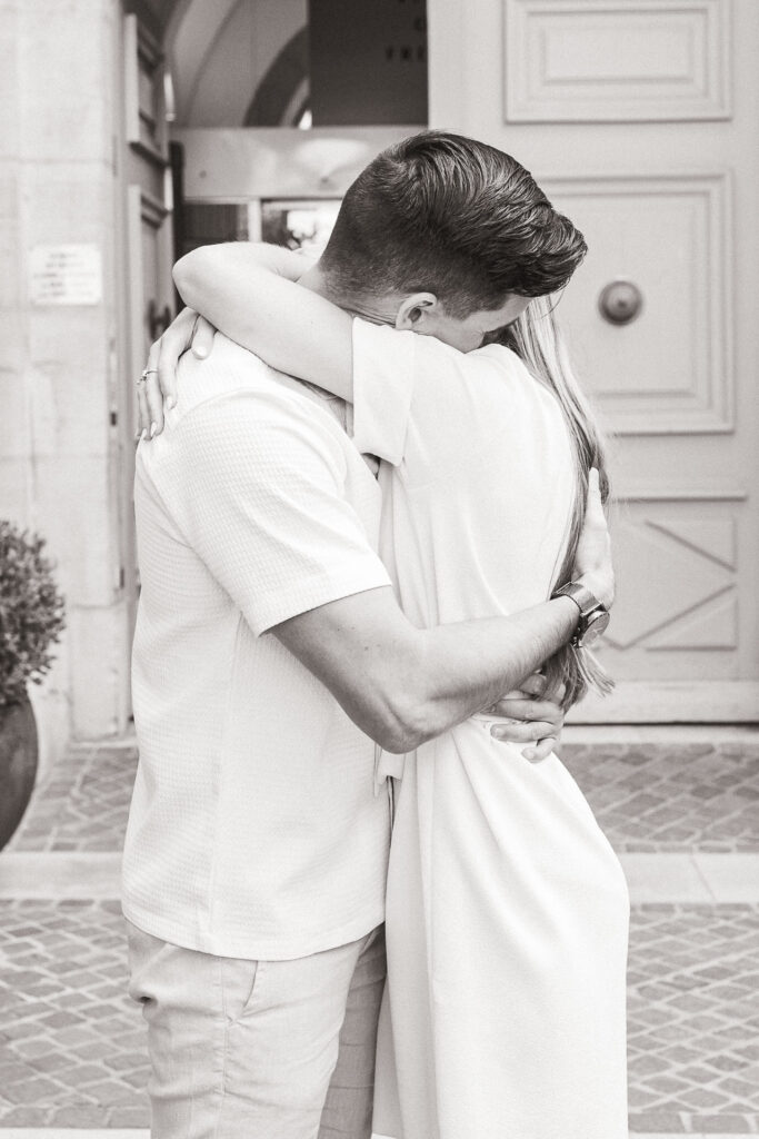 Moment d’émotion entre Léa et Charles devant la mairie de Fréjus, lors de leur cérémonie civile de mariage
