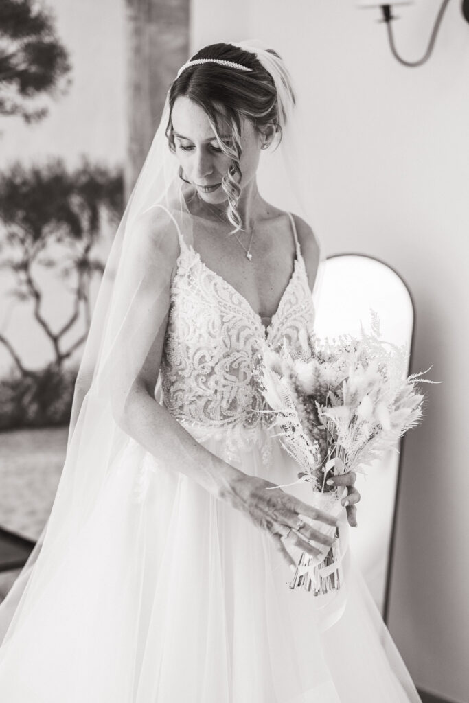 Léa en robe de mariée lors de ses préparatifs au Domaine Saint-Andréol, regard intense avant la cérémonie