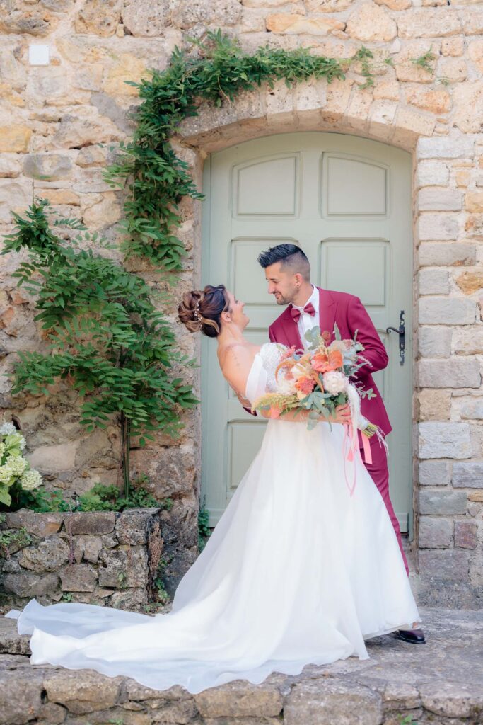 Photo de couple naturelle réalisée au Domaine MP à Lorgues, intégrée au rythme de la journée de mariage dans les espaces du domaine